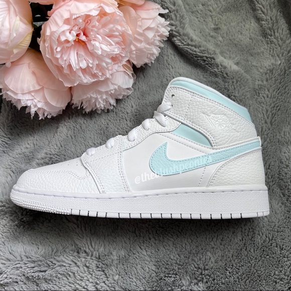 Nike Custom Painted Jordan 1 Mid NWT - Picture 2 of 2